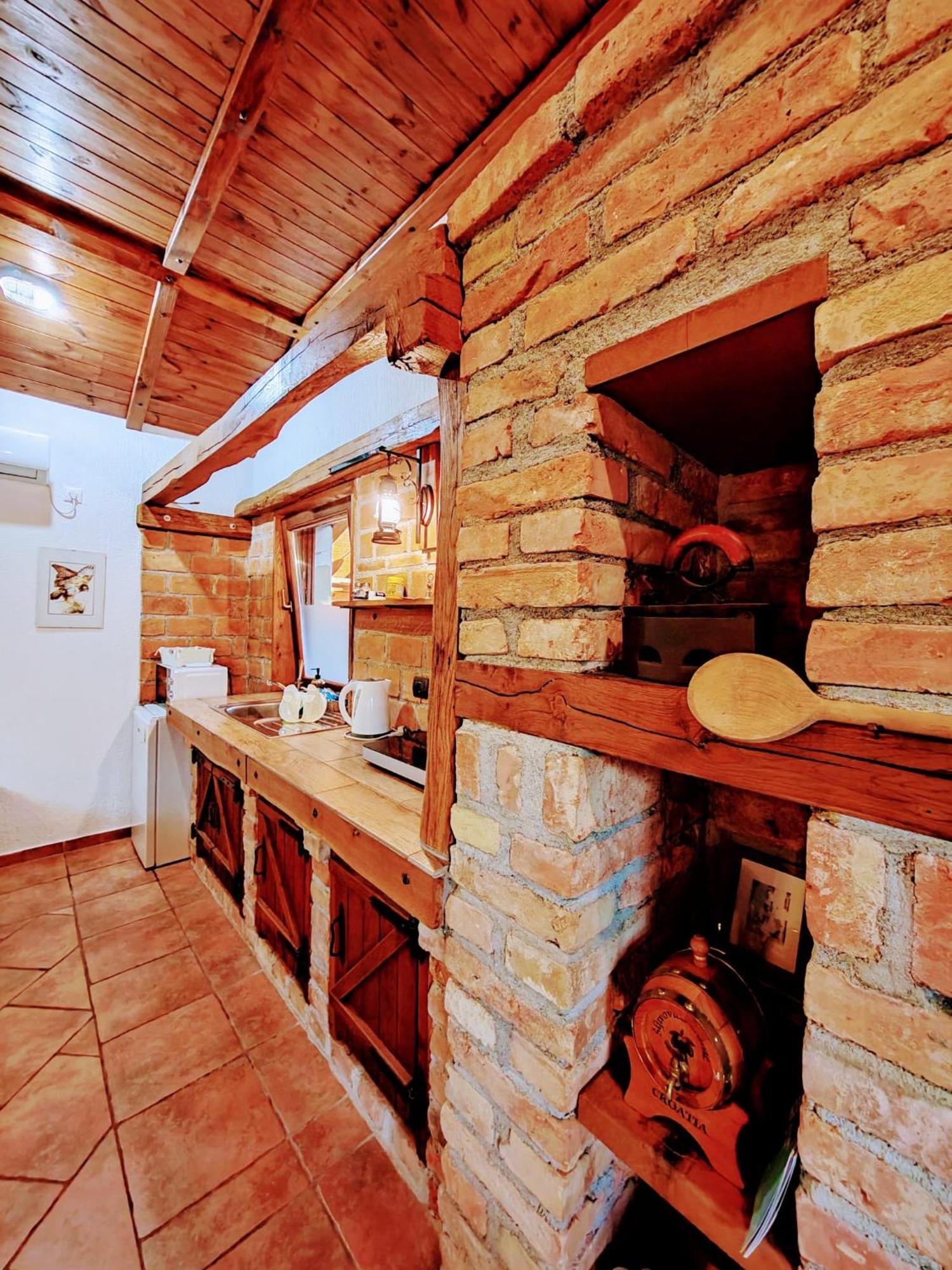 Studio Apartman Buteo Jastrebarsko Exterior foto